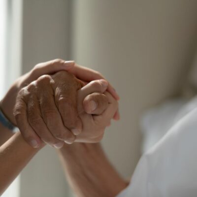 Doctors hold hands and give encouragement to elderly patients who are alone in the hospital's special room.